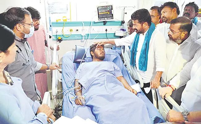 Telangana Congress Party Workers Angry Over Attack Youth Leader - Sakshi