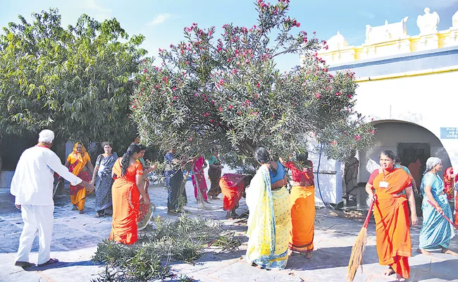 Sivakumar Reddy and his team Cleaning temples on holidays - Sakshi