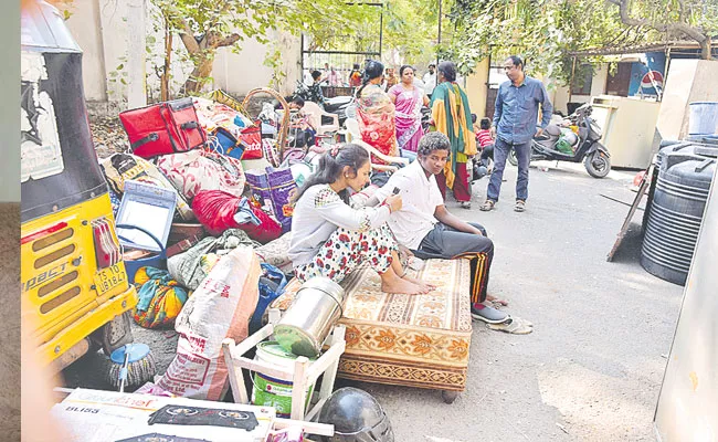 GHMC Police R And B Officers Collapsed Houses At Irrum Manzil - Sakshi