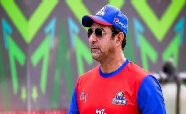 Wasim Akram Loses Cool,Kicks Sofa In Anger After Karachi Kings - Sakshi