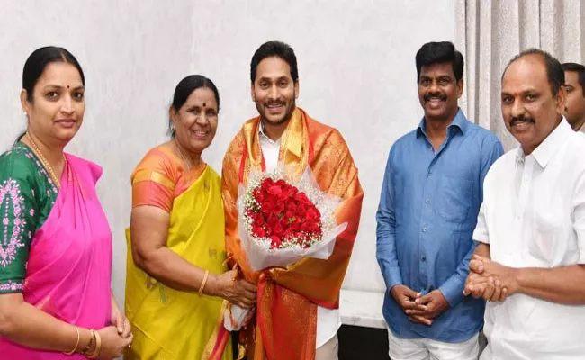 YSRCP Candidate Valmiki Mangamma Unanimously Elected AS MLC - Sakshi