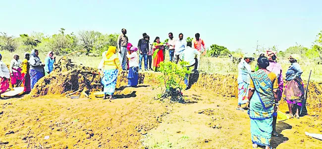 చింతపట్లలో ఉపాధి కూలీలతో మాట్లాడుతున్న డీఆర్‌డీఓ పీడీ ప్రభాకర్‌  - Sakshi