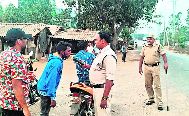 చింతలవీధి జంక్షన్‌లో వాహనచోదకులకు బ్రీత్‌ ఎన్‌లైజర్‌ పరీక్షలు చేస్తున్న పోలీసులు - Sakshi