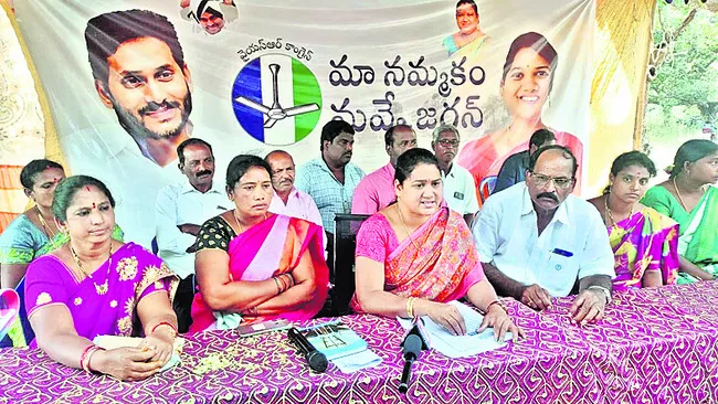 విలేరకులతో మాట్లాడుతున్న రంపచోడవరం ఎమ్మెల్యే నాగులపల్లి ధనలక్ష్మి - Sakshi