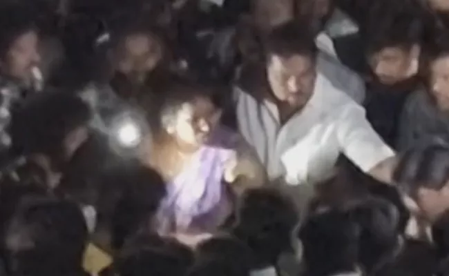 TDP Leaders Attacked YSRCP Workers And Police At Kadiri - Sakshi