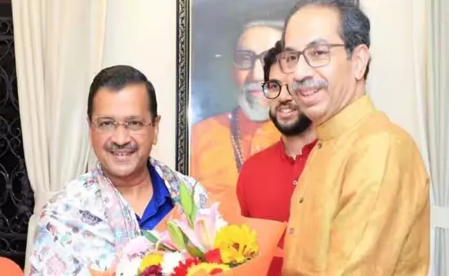 Ahead Of BMC Polls Arvind Kejriwal Uddhav Thackeray Meet In Mumbai - Sakshi