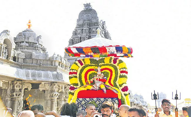 Yadadri: Sri Lakshmi Narasimha Swamy In Decorative Service Of Lord Krishna - Sakshi