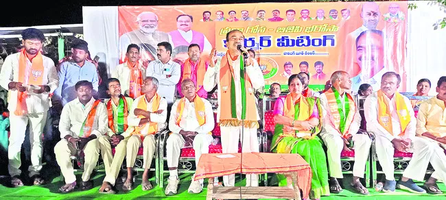 మాట్లాడుతున్న ఎమ్మెల్యే ఈటల రాజేందర్‌  - Sakshi