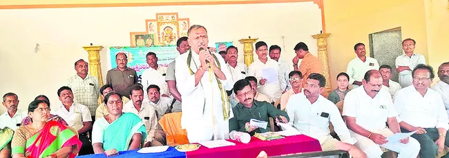 సమీక్ష సమావేశంలో మాట్లాడుతున్న ఎమ్మెల్యే  - Sakshi