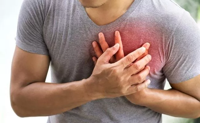 25-year-old man died of a heart attack at Adoni - Sakshi