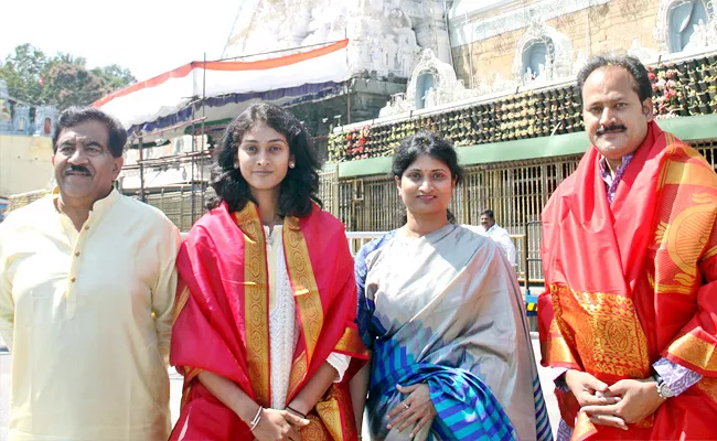 Cricketer Pranavi Chandra Visit Tirumala Tirupati - Sakshi