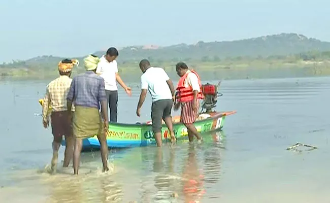 Boat Overturns In Toderu Pond At Nellore 6 Missing 4 Bodies Recover - Sakshi