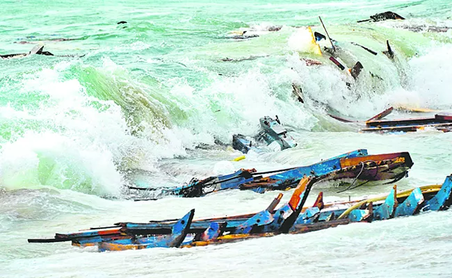 Boat sinks in Italian waters - Sakshi