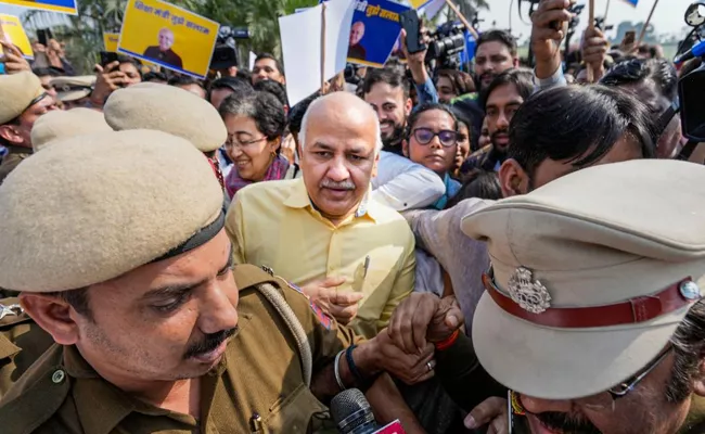 Delhi Liquor Scam Case CBI Presents Manish Sisodia Before Court - Sakshi