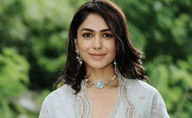 Mrunal Thakur Epic Reply to Netizen Who Asked Her to Marry - Sakshi