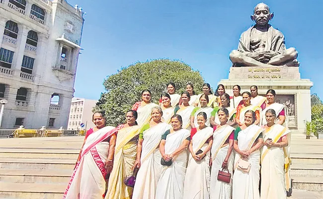 women daily wage workers from Kerala go on first flight Journey - Sakshi