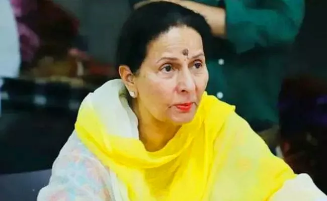 Congress Suspends Amarinder Singh Wife Patiala Mp Preneet Kaur - Sakshi