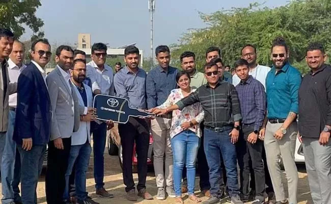 Amid layoffs at tech gaints Indian tech company gifted cars to its employees - Sakshi