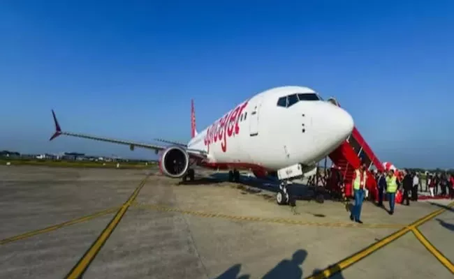 SpiceJet Staff Passengers Fight Over Flight Delay At Delhi airport - Sakshi