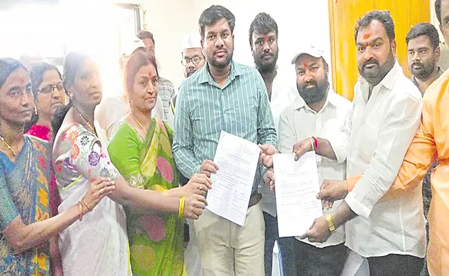 Janagama Municipal Chairperson Vice Chairman Gets Notices - Sakshi