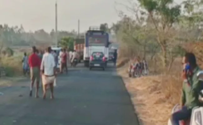 Lorry Run Over The Workers In Srikakulam District - Sakshi