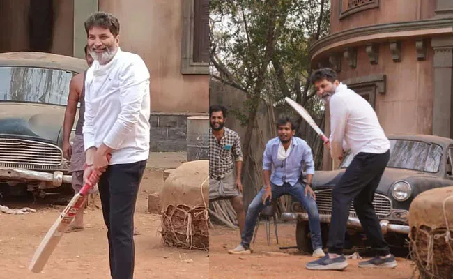 SSMB28: Trivikram Srinivas Plays Cricket in Movie Shooting Set - Sakshi