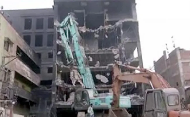 Fire Broke Out Deccan Mall Building Completely Demolished In Hyderabad - Sakshi