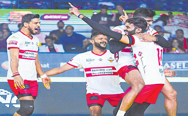 Prime Volleyball League 2023: Kolkata Thunderbolts win 3-2 vs Bengaluru Torpedoes - Sakshi