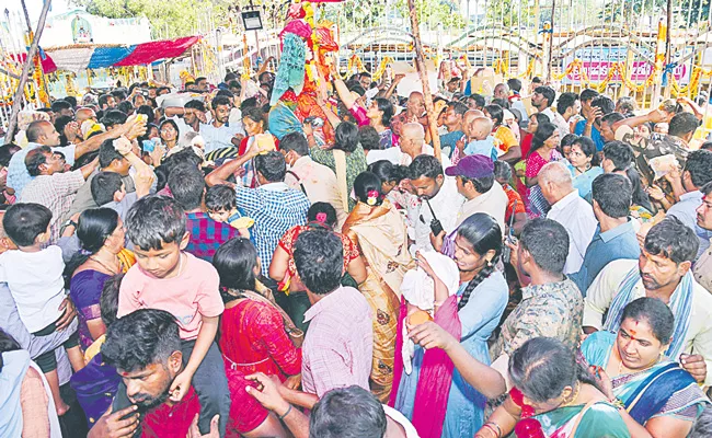 More Than 1. 5 Lakh Devotees Attend Mini Medaram Jatara In Mulugu - Sakshi