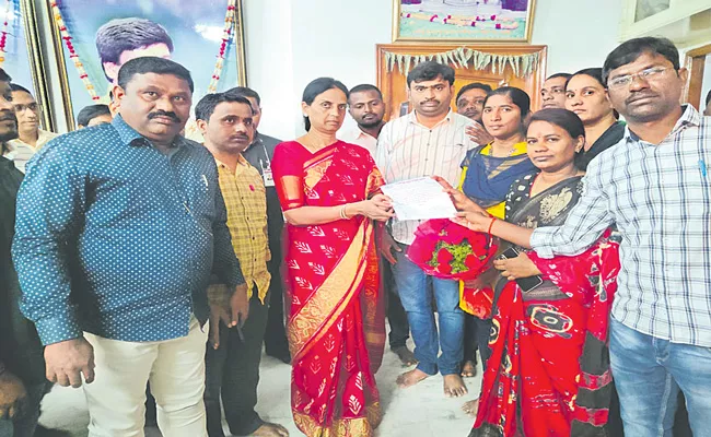 Govt Teachers Gives Petition To TS Ministers On Spouse Transfers - Sakshi