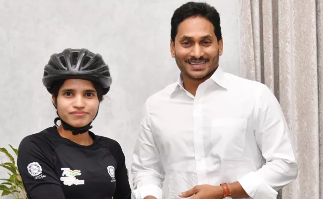 CM Jagan Announced Cash Incentive Of 10 Lakhs To Asha Malaviya - Sakshi