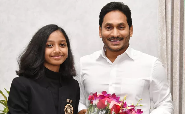 Chess Player Kolagatla Meenakshi Meet CM YS Jagan - Sakshi