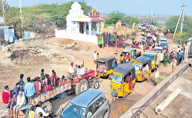 Huge Devotees Attend For Hamsaladeevi - Sakshi