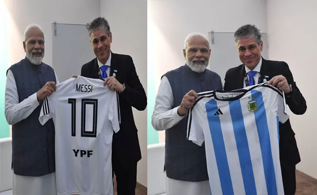 PM Narendra Modi Recieves Lionel Messi Jersey As Gift - Sakshi