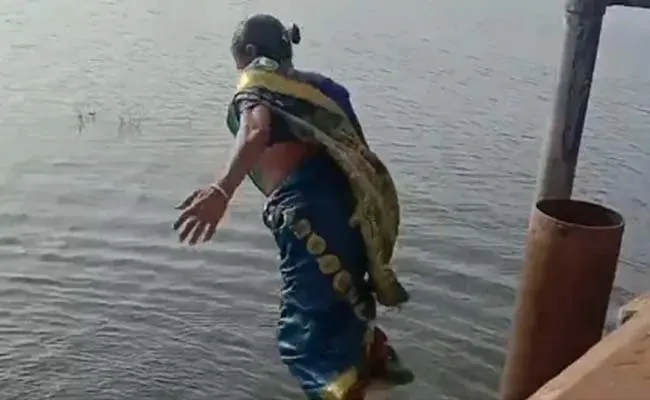 Women Wearing Sarees Diving Into Tamil Nadu Goes Viral - Sakshi