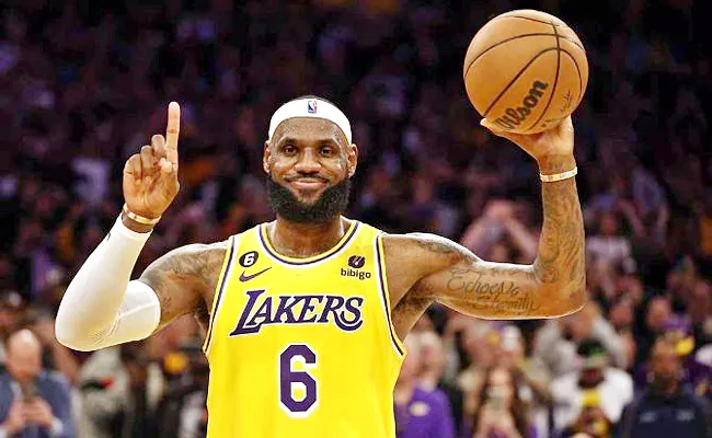 LeBron James Hits fadeaway Become All-time Leading Scorer NBA history - Sakshi