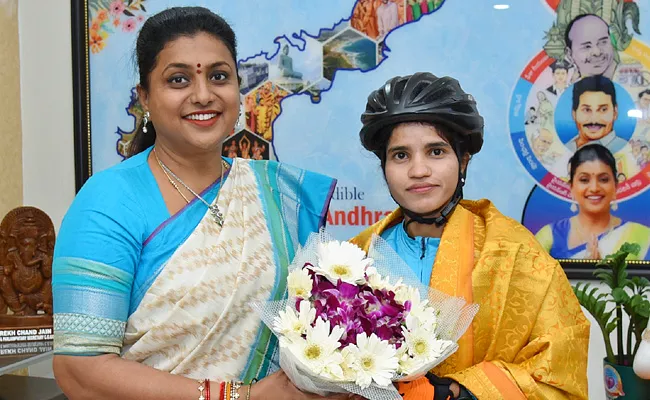 Famous Mountaineer Asha Malaviya Met AP Sports Minister RK Roja - Sakshi