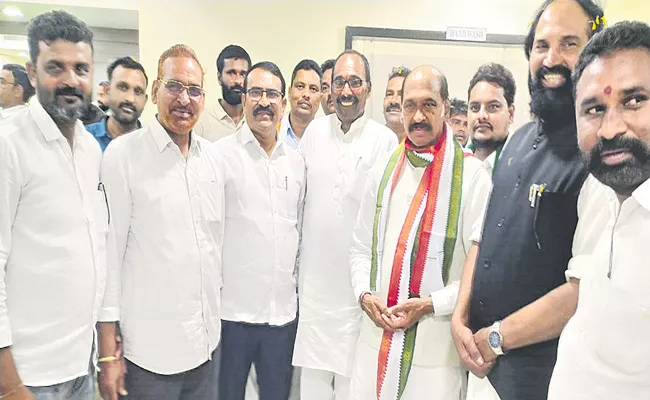 Hyderabad: TPCC Leaders Warm Welcome To Manikrao Thakre - Sakshi