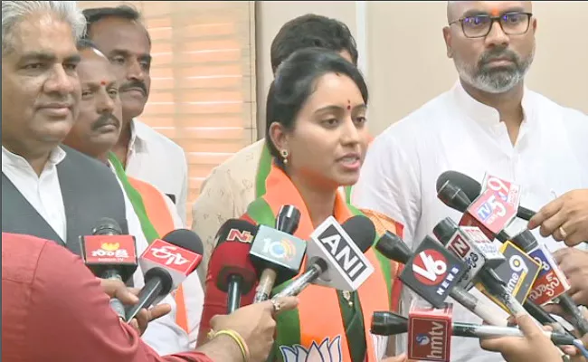 Jagtial Ex Municipal Chairperson Shravani Joins BJP - Sakshi