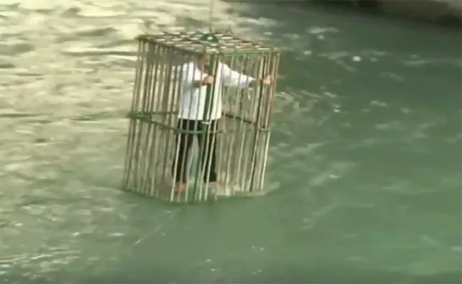 Residents Their Politicians By Putting Them In Cage In A River At Italy - Sakshi