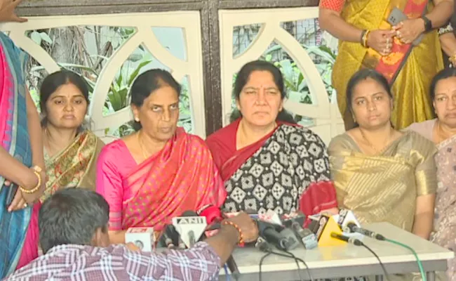 Sabitha And Satyavathi Rathod Condemn Sanjay Comments On Kavitha - Sakshi