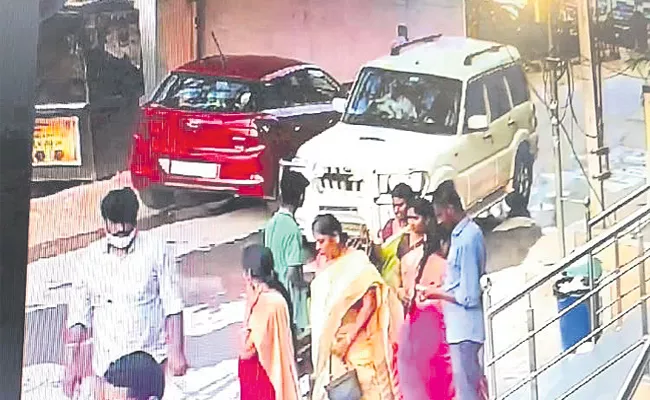 Stealers Returned Saree After CCTV footage Theft Viral Hyderabad - Sakshi