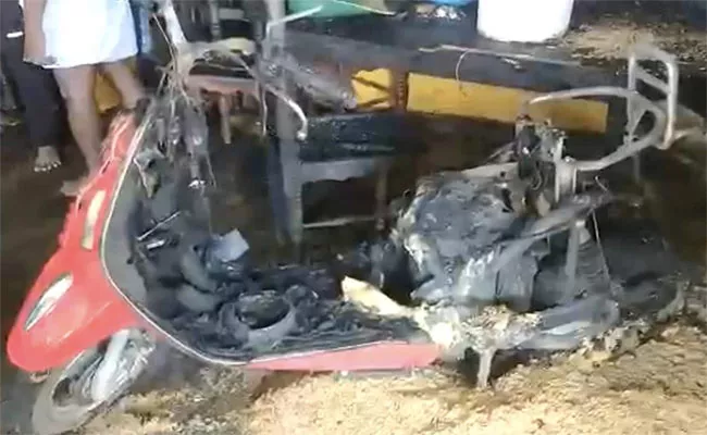 Electric Scooter Explodes In Karnataka Family Have Narrow Escape - Sakshi