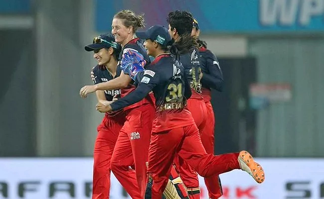 RCB Bowlers Stunned With Bowling UP Warriorz 135 Runs All-Out - Sakshi