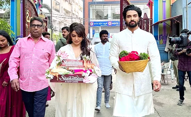 Samantha Visits Jubilee Hills Peddamma Talli Temple With Shakunthalam Team - Sakshi