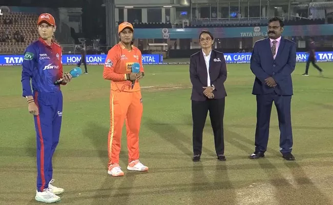 WPl 2023:Delhi Capitals Women Won Toss Choose To Bowl Vs Gujarat Giants - Sakshi