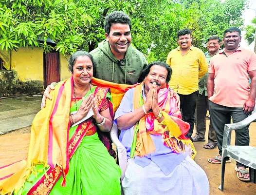 బుర్రకథ కళాకారులు కొమురవ్వ, మొగిలయ్యను సన్మానిస్తున్న ‘బలగం’ దర్శకుడు వెల్దండి వేణు - Sakshi