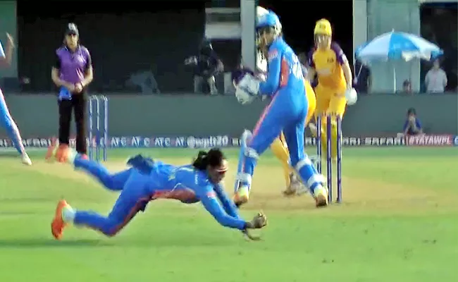 WPL 2023: Harmanpreet Takes-Single-Hand-Stunning-Catch Awe Devika Vydya - Sakshi