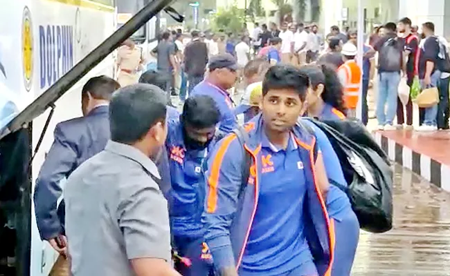 Team India-Australia Cricketers Reached Visakhapatnam For 2nd ODI - Sakshi