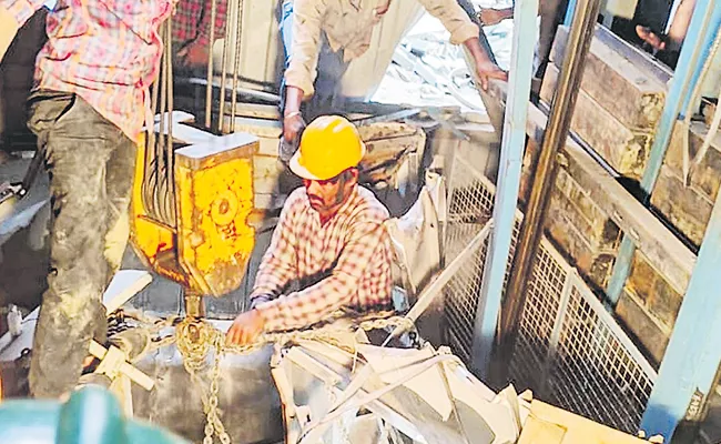 Two workers died due to lift wire breaking - Sakshi